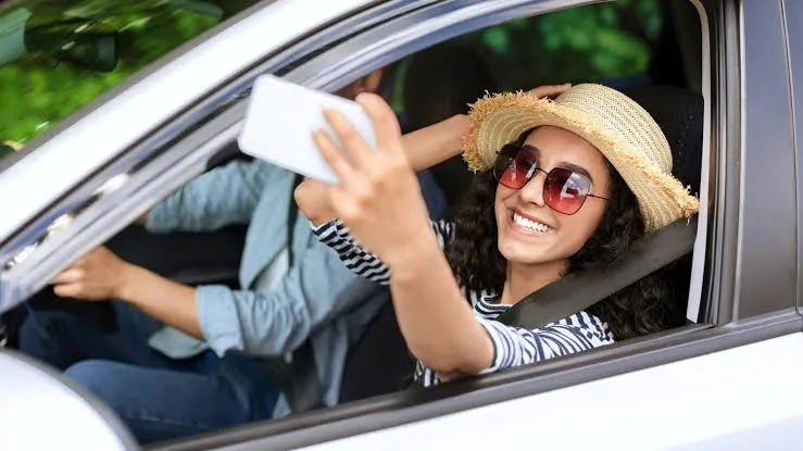 Família feliz após manutenção automotiva em Cubatão